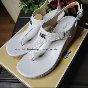 VGUC Michael Kors White Laney Saffiano Leather Sandals